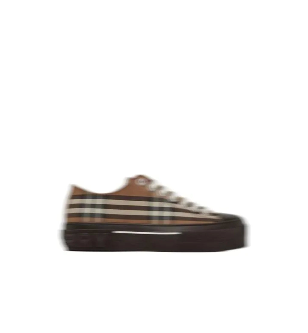 Burbrry canvas shoes